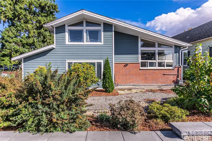 Great lines define this MCM home.