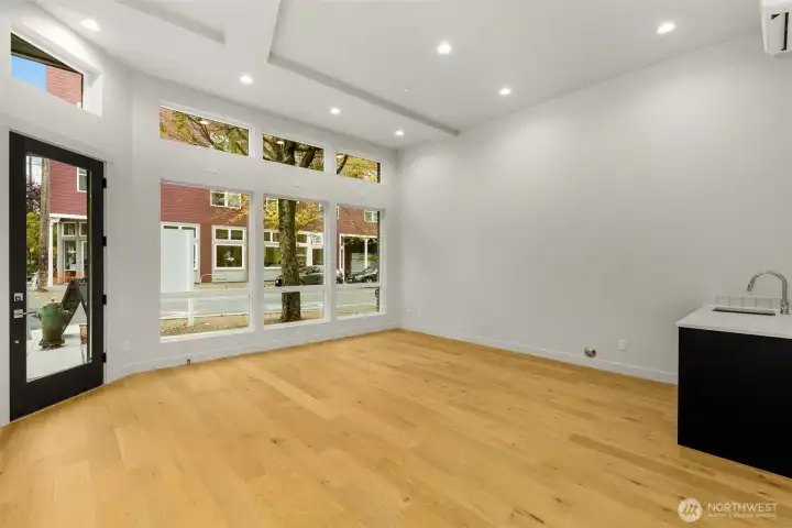 Open, Bright, fitted with a wet-bar, let your entrepreneurial dreams come true