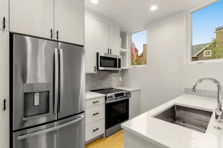 Undermount kitchen sink & full sized refrigerator
