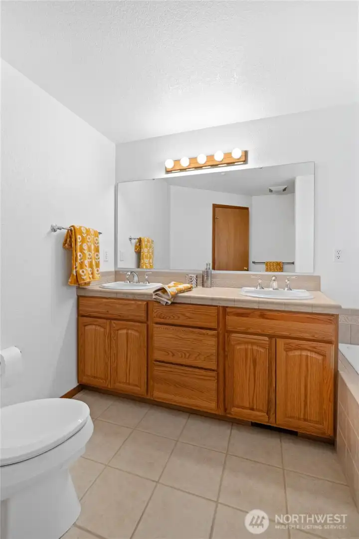 5 Piece bath in the Primary suite