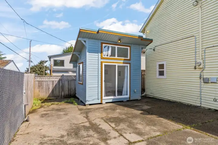 Detached studio great for a home gym or hobby room