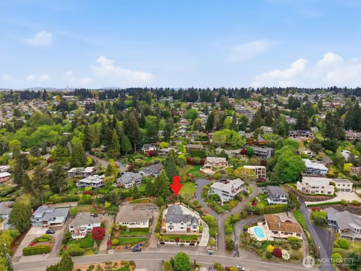 Sited on Riviera Place, this property is just a few minutes from The Cove, parks and amenities.