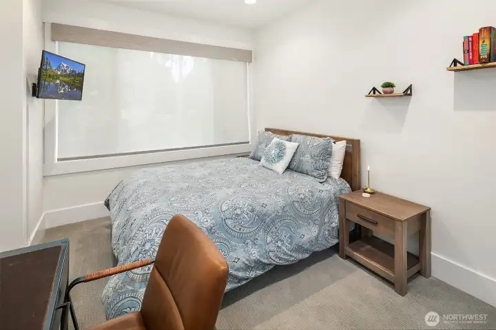 Guest bedroom with built-in seating and full closet