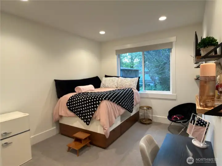 Bedroom with built-in bookcase and designer wall finish33