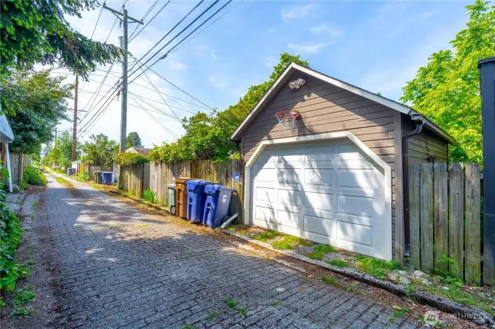 Alleyway access to detached garage