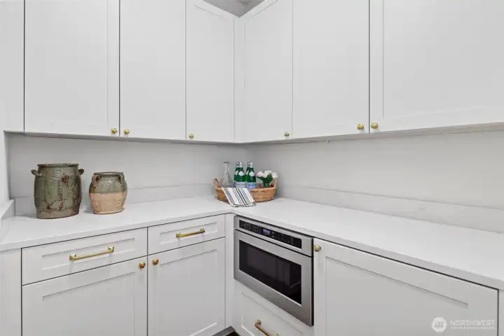 Walk-in pantry in kitchen, more storage!
