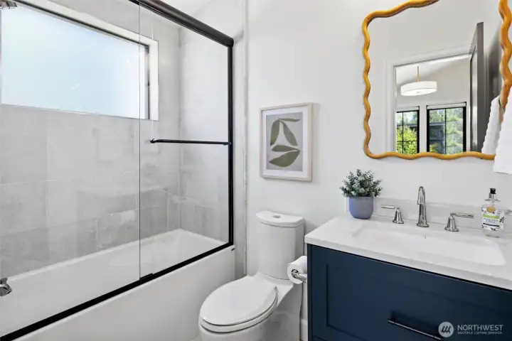 Ensuite full bathroom for Bedroom #4