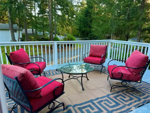 A wonderfully peaceful rooftop space to enjoy the surrounding forest & greenery