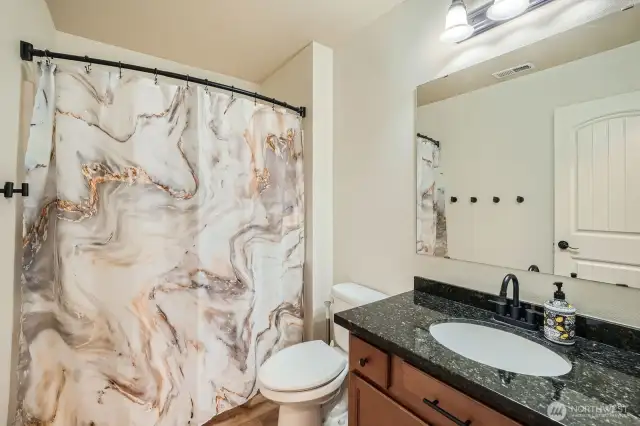 upper hall full bathroom