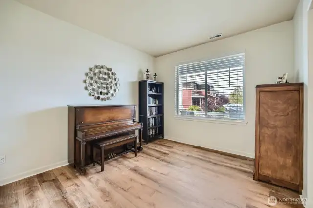 Flex space to the right, formal living, craft room, computer room, you decide