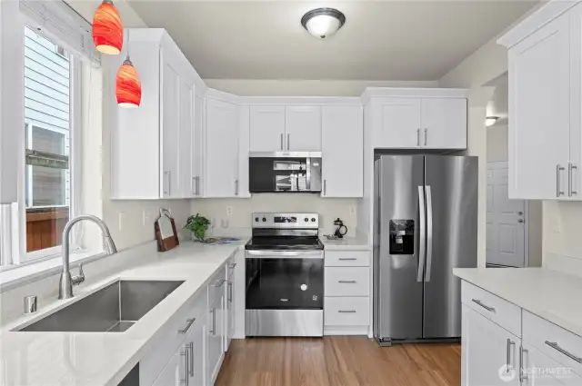 All brand new SS appliances, quartz countertops, & 40" shaker cabinets!