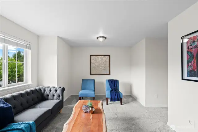Huge bonus room/5th bedroom w/closet!