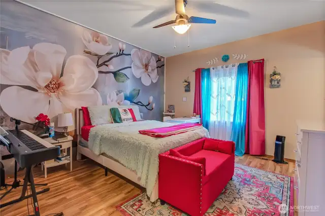 Another secondary bedroom with amazing mural