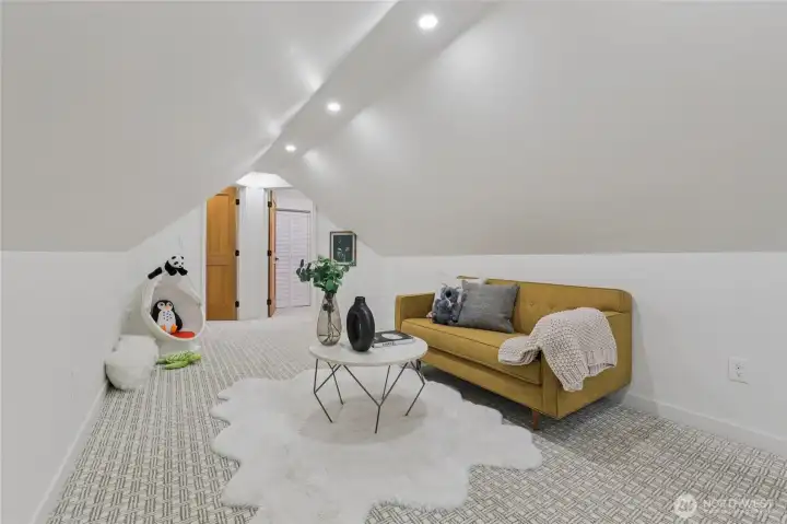 Versatile 2nd floor loft