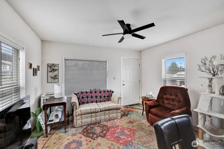 Lots of windows & white blinds to let in the natural light.