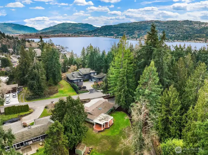 Situated close to amenities, a great commuter locale, and just up from the Sammamish lake trail; biking/running/walking.  Award-winning Issaquah schools: Creekside Pine Lake & Skyline. Don't miss out on calling this fantastic home your own.  Waverly is special, you won't find a better entry point, see it today.