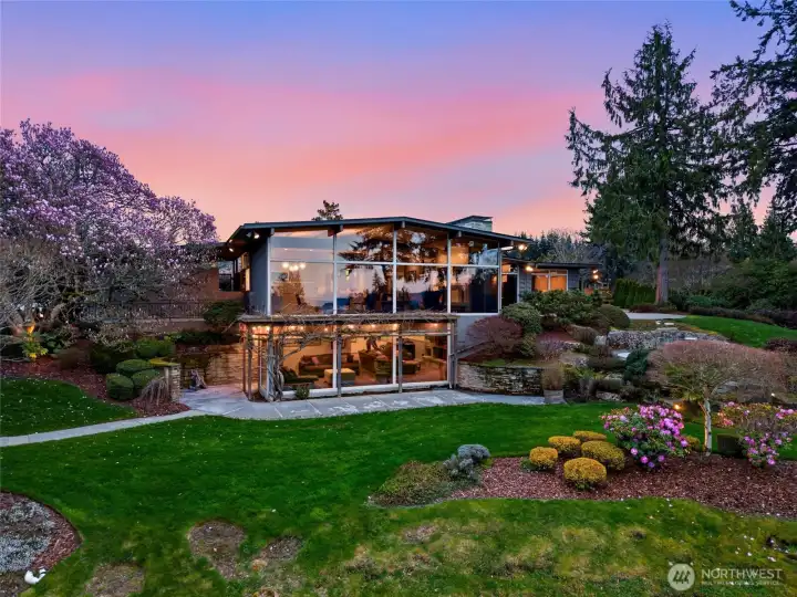 This property offers great privacy, but it just minutes from all of Everett's main amenities.