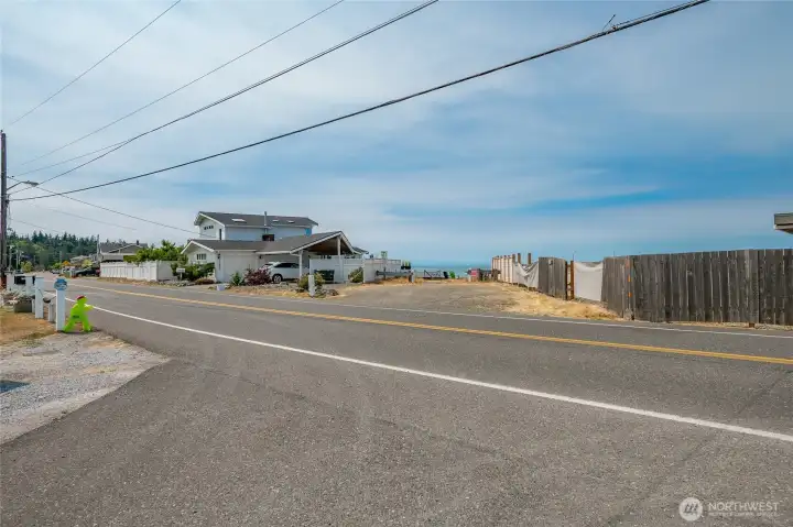 Public beach access across the street