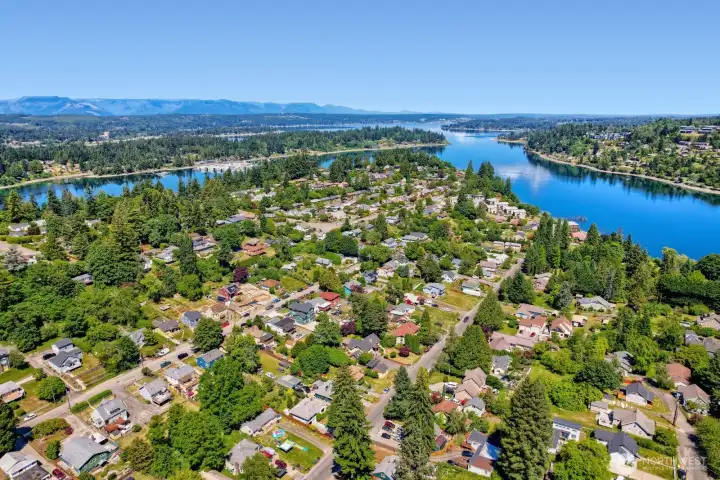 Close proximity to bays, marinas and parks
