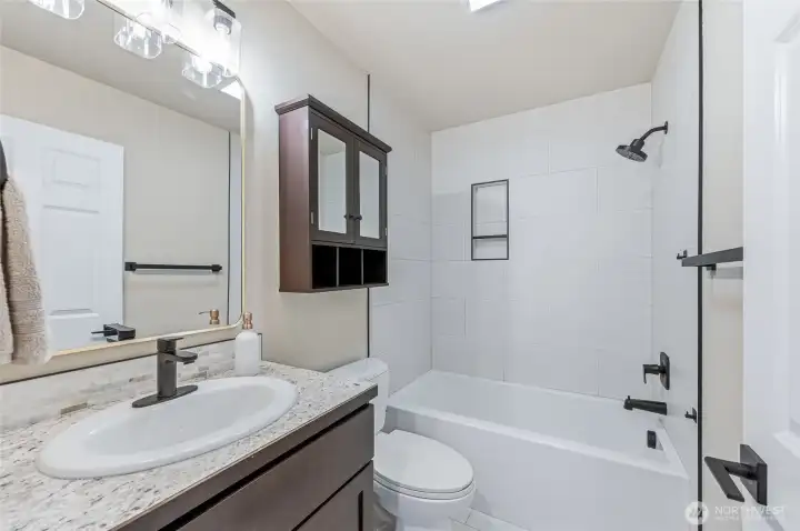 Main bathroom: tub shower