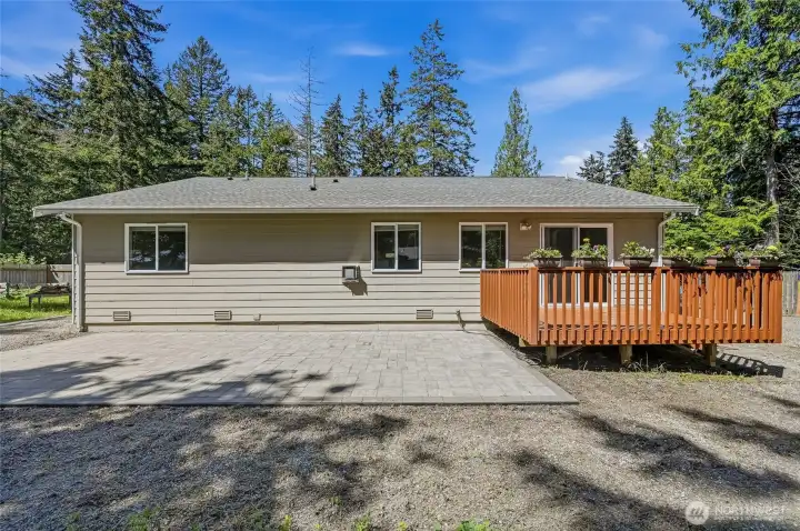 Newer patio perfect for entertaining, meticulously maintained deck