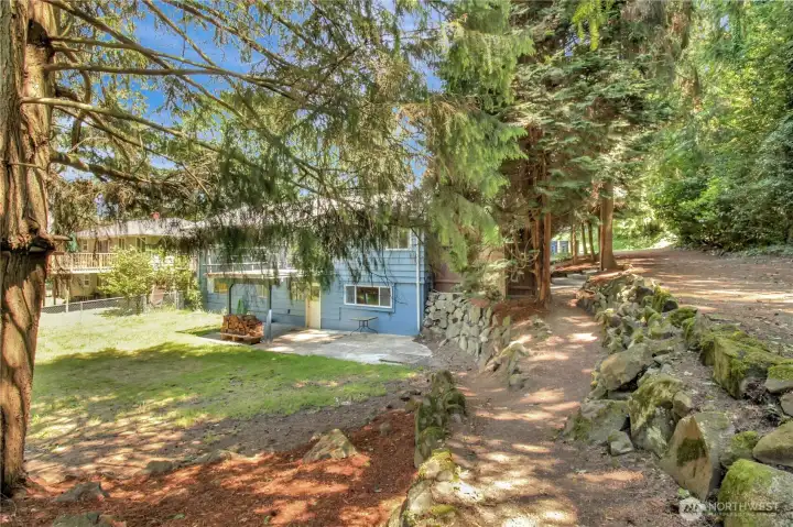 Easy access to the backyard from the outbuilding Easy access to the backyard from the outbuilding