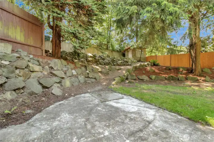 The side yard has lovely hardscaping with paths that lead to the side yard for convenience The side yard has lovely hardscaping with paths that lead to the side yard for convenience