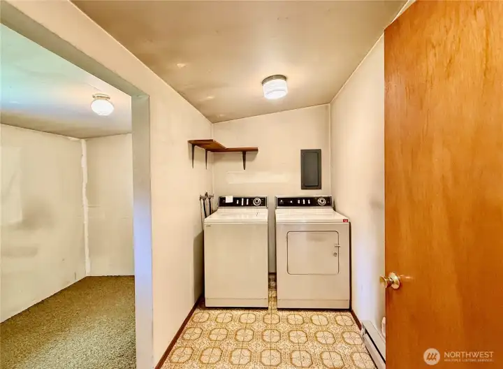 Laundry Room with additional mudroom attatched