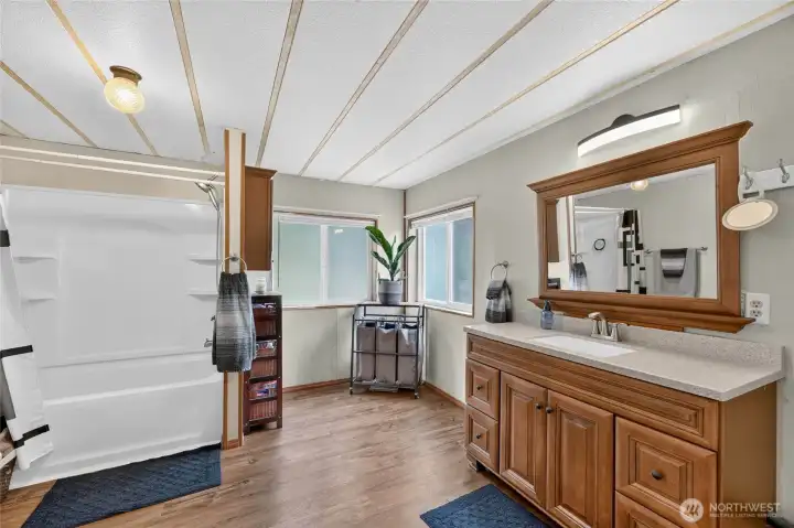 Spacious Primary en-suite Bath