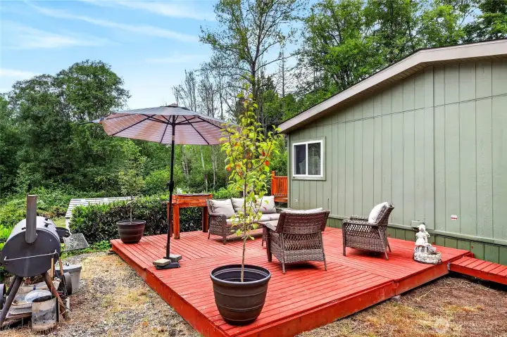 Side Deck great for entertaining, relaxing and watching nature.