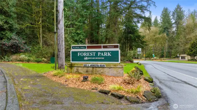 Enjoy nearby Forest Park, with the Park's 197 acres of wooded trails, picnic areas, a swim center, a playground & an animal farm.