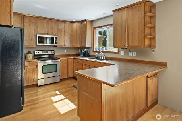 Kitchen w/ eating bar