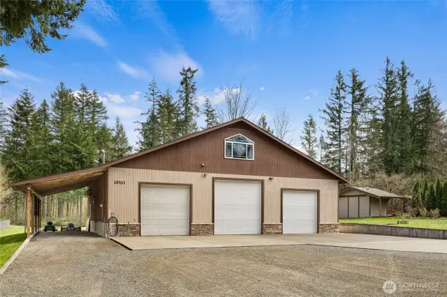 2700 sq ft shop with LIVING Area and carport