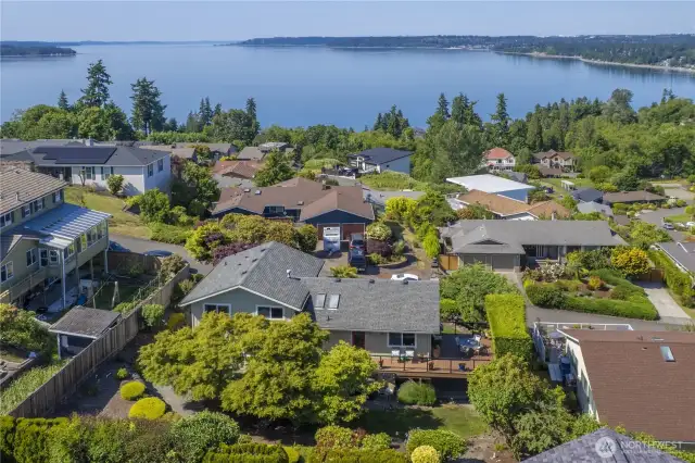 Exceptional Puget Sound Views! Enjoy gazing at a variety of Marine traffic, the Silhouette of Vashon Island, Maury Island & Poverty Bay. On an exceptionally clear day you will also see Mt. Baker! 4th of July celebrations are Spectacular!