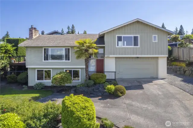 Welcome home! Situated high off the street, offering Magnificent Views and Privacy, this highly sought-after Redondo neighborhood  has so much to offer!  A nice walk on the Boardwalk, the Fresh Sea Air and the Public Beach Access are just down the street! Come enjoy the quality of life in this coastal community.
