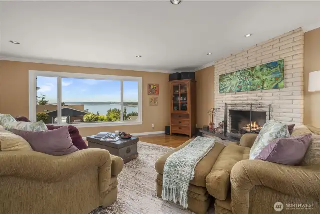 These breathtaking views offer a very calming atmosphere and invite you to pause and enjoy the natural beauty around you. Relax and unwind by the gas fireplace....open the windows for a revitalizing breeze.