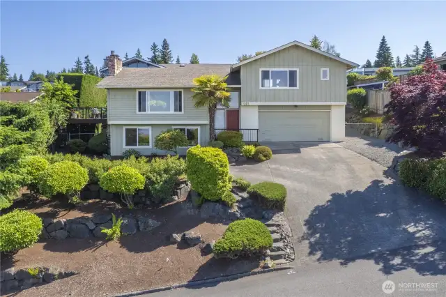 Come enjoy the quality of life in this coastal community! With its “VIEWS FOR MILES”, it’s proximity to the Boardwalk, Beaches, Parks, Shopping, and Dining, and the addition of the FWLE for improved transit/commuting options, this home has it all! The current owners have cherished this home for over 20 years - a true testament to this wonderful neighborhood and community!