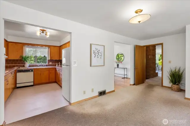 Bonus room off the kitchen/dining