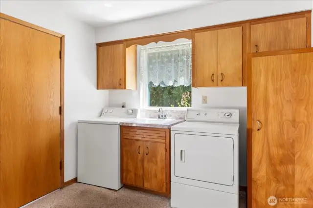 Laundry off the kitchen/dining/bonus