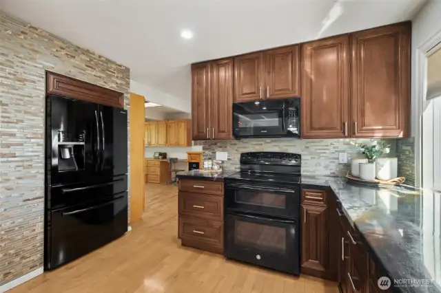 Look at the tiled wall and backsplash - adding to the beauty! Plus, all appliance stay