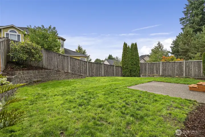 nice sized back yard with Western views, great spot for watching sunsets