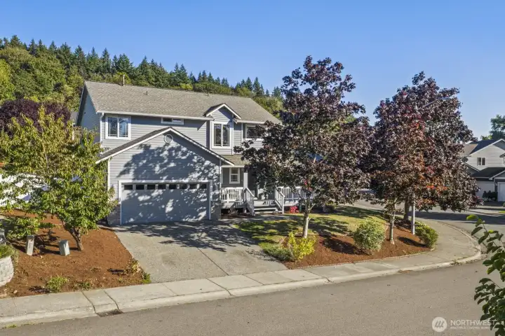 Lovely corner lot with mature landscaping. Sidewalk neighborhood with neighborhood sport court a block away. And easy access to Forsgren Park and Shelton View Forest.