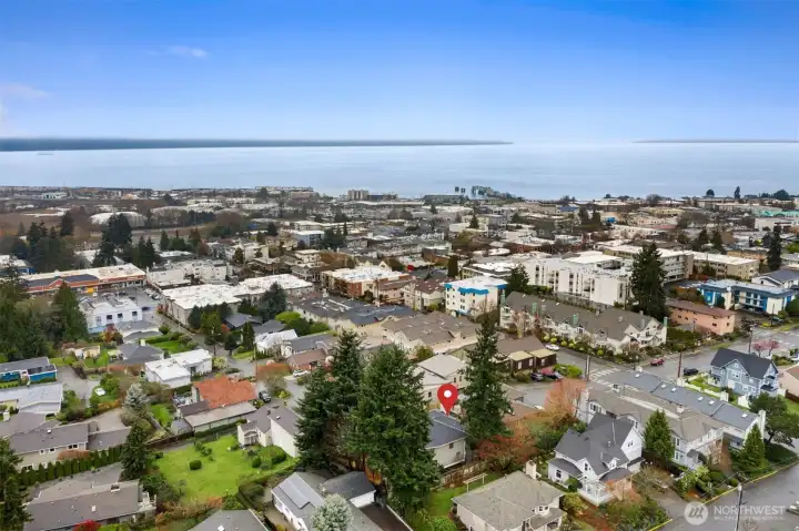 Near Edmonds beaches, ferry and cafes!