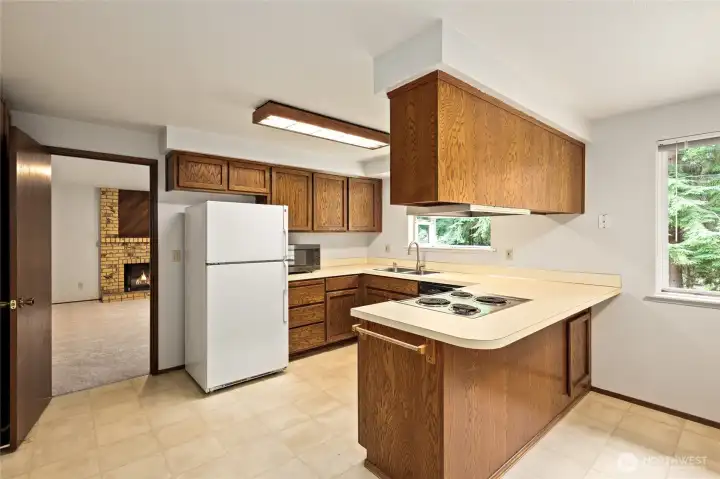 Kitchen has Peninsula Island