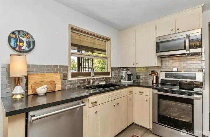 High end appliances, stove can be converted to gas easy, vintage look with modern flare High end appliances, stove can be converted to gas easy, vintage look with modern flare