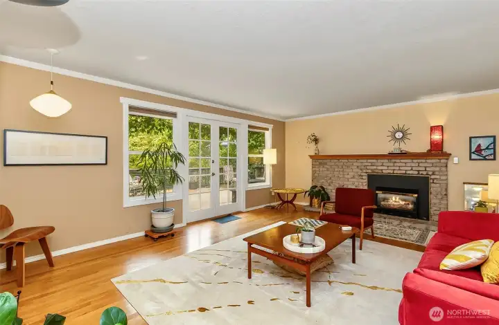 Huge living room, hardwood floors, gas fireplace Huge living room, hardwood floors, gas fireplace