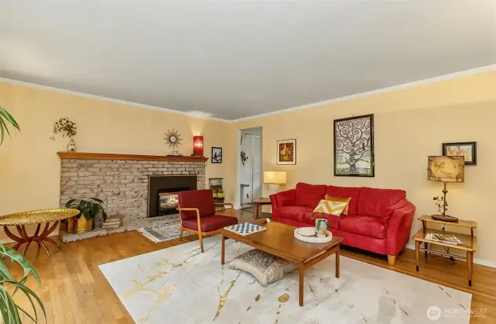 Bright and full of options with this room Bright and full of options with this room