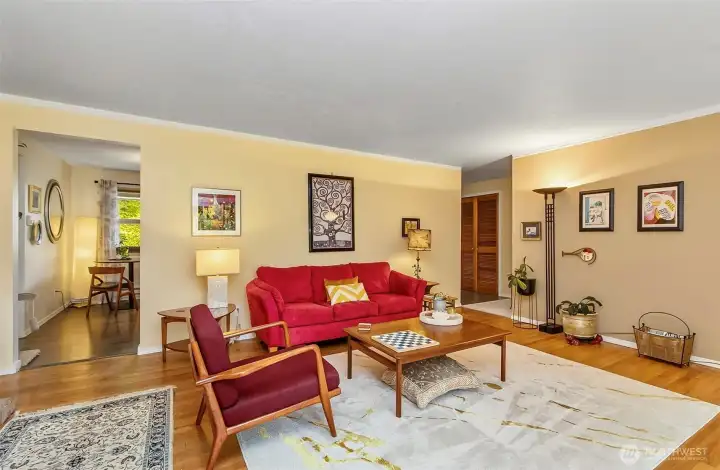 Great flow to all rooms from the center of the house Great flow to all rooms from the center of the house