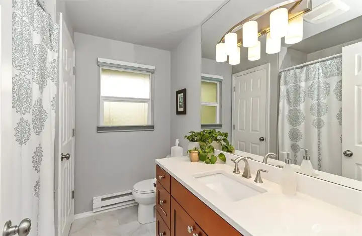 Guest bathroom, bright with modern touches Guest bathroom, bright with modern touches
