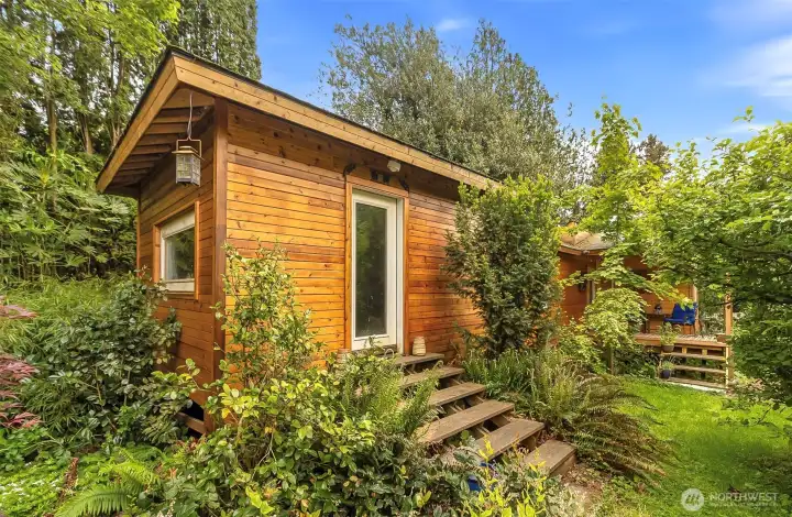 This 200sq ft cottage is surrounded by the beauty of nature and ready for artistic expressions This 200sq ft cottage is surrounded by the beauty of nature and ready for artistic expressions